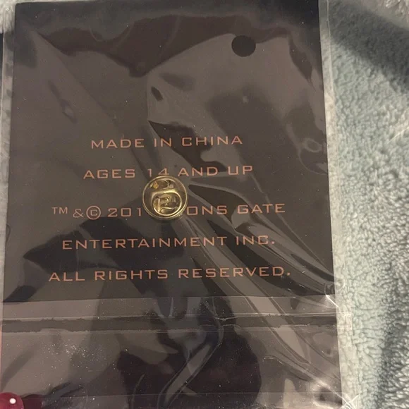 Mockingjay Part 2 Gold Mockingjay Pin - Picture 2 of 2